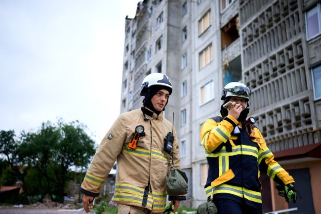 Дев’ять поверхів горя: репортаж із двору луцької багатоповерхівки, яку зруйнували росіяни