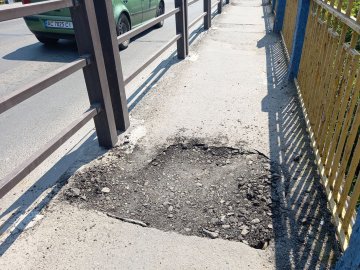 «Провалля залатали,  далі - планується капітальний ремонт»: Луцькрада «взялася» за аварійний міст на Шевченка.ФОТО.ВІДЕО
