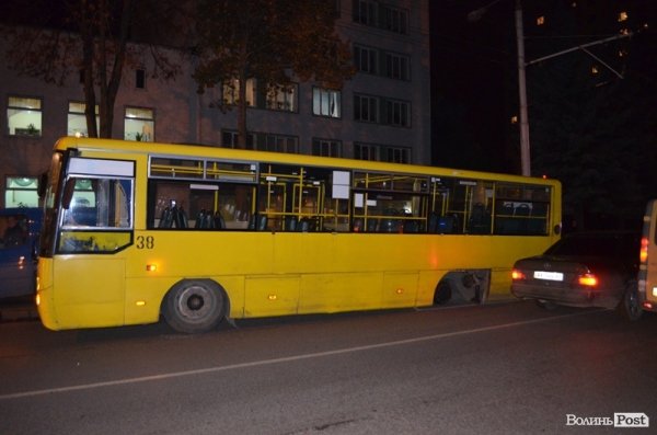 Аварія у Луцьку: в маршрутки відлетіло колесо. ФОТО