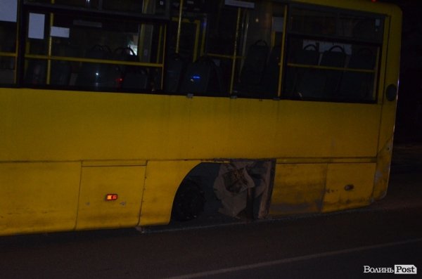 Аварія у Луцьку: в маршрутки відлетіло колесо. ФОТО