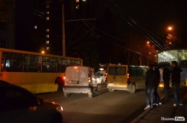 Аварія у Луцьку: в маршрутки відлетіло колесо. ФОТО
