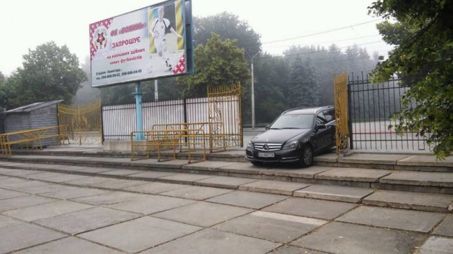 У Луцьку водій «оригінально» припаркував свій автомобіль. ФОТО