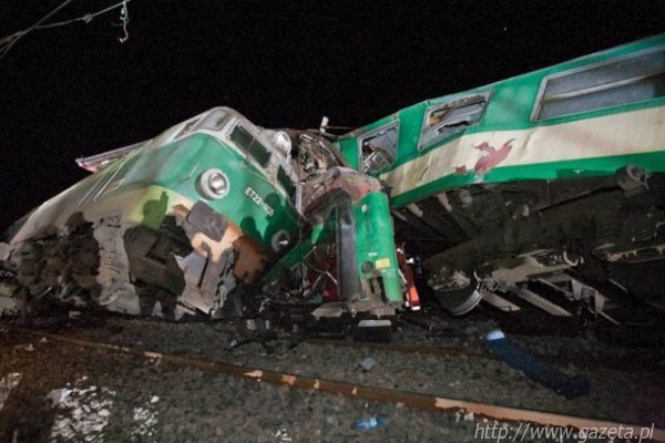 Катастрофа: два поїзди лоб в лоб зіткнулися у Польщі. Постраждали українці