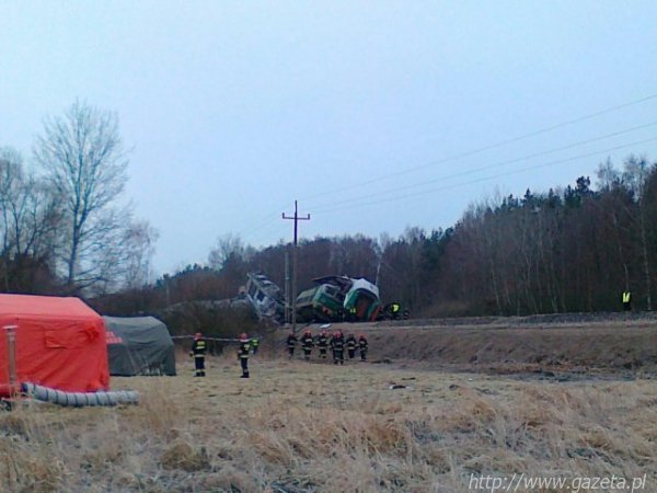 Катастрофа: два поїзди лоб в лоб зіткнулися у Польщі. Постраждали українці