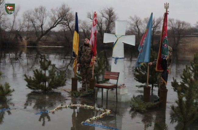 Як воїни 14 ОМБр пірнали у річку на Водохреще. ФОТО
