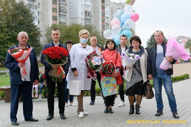 У Луцьку з перинатального центру виписали трійню, яку виходжували майже 3 місяці. ФОТО