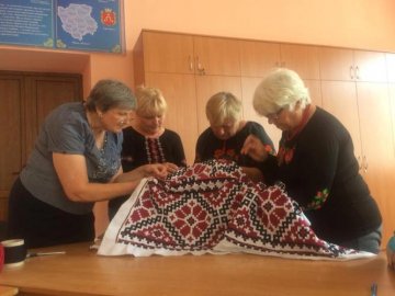 На Волині виготовили велетенську вишиванку для пам’ятника Шевченку