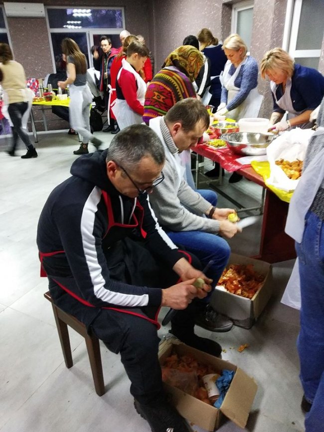 Лучани приготували смачні подарунки для захисників