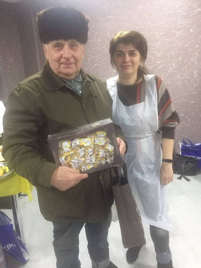 Лучани приготували смачні подарунки для захисників