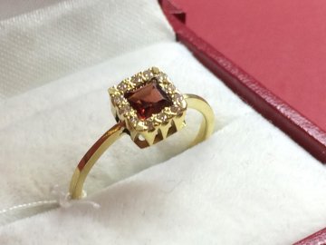 Чому каблучки з гранатом – вдалий вибір для заручин?*