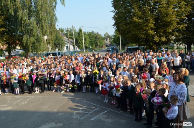 Перший дзвоник у луцькій школі №17. ФОТО