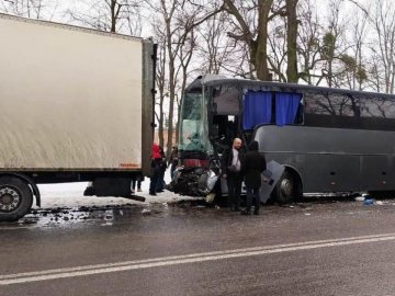 На Вінниччині – масова аварія: зіткнулися 4 вантажівки, автобус та 2 легковики. ФОТО. ВІДЕО