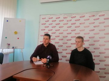 «Мені соромно»: хлопець, який у Луцьку порізав намет Порошенка, вибачився за скоєне. ВІДЕО