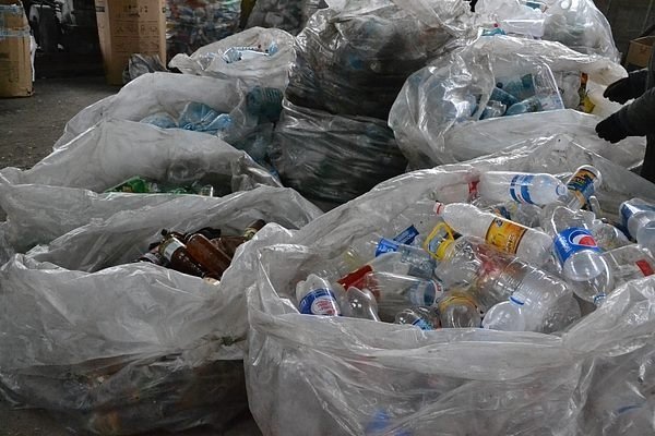 Луцьким школярам показали, як переробляють відходи та виробляють папір. ФОТО