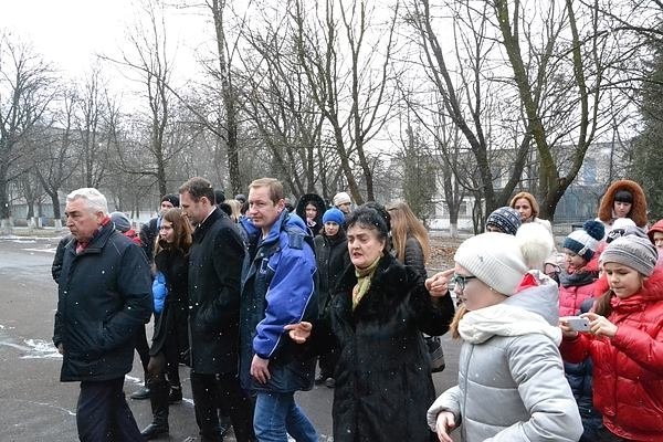 Луцьким школярам показали, як переробляють відходи та виробляють папір. ФОТО