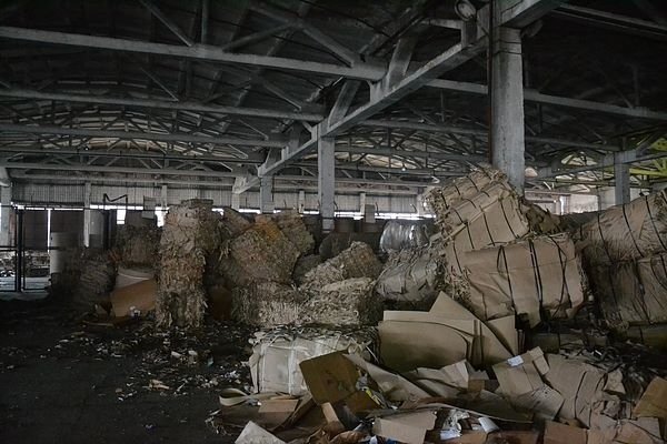 Луцьким школярам показали, як переробляють відходи та виробляють папір. ФОТО