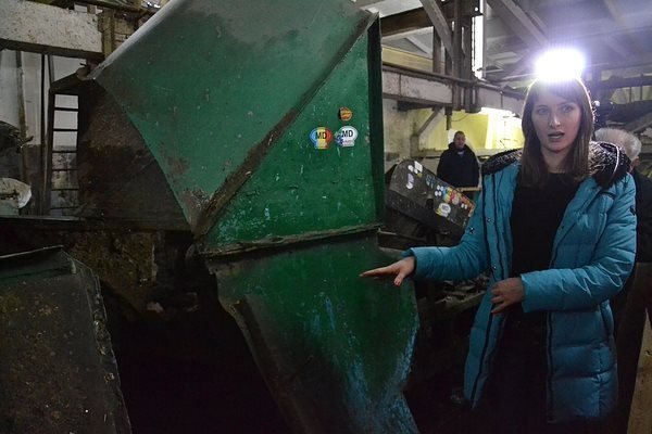 Луцьким школярам показали, як переробляють відходи та виробляють папір. ФОТО