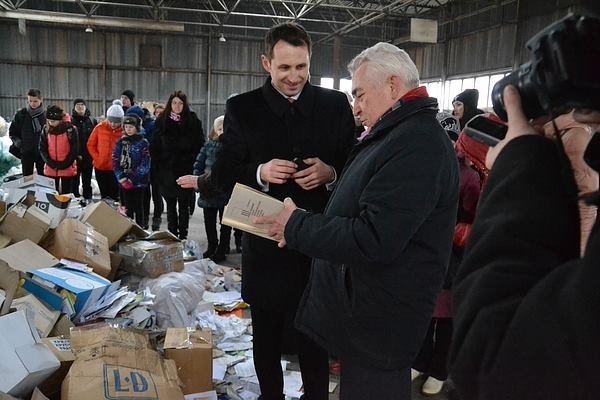 Луцьким школярам показали, як переробляють відходи та виробляють папір. ФОТО