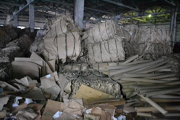 Луцьким школярам показали, як переробляють відходи та виробляють папір. ФОТО