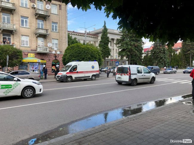 У центрі Луцька під колеса легковика потрапила літня жінка