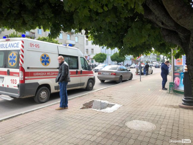 У центрі Луцька під колеса легковика потрапила літня жінка