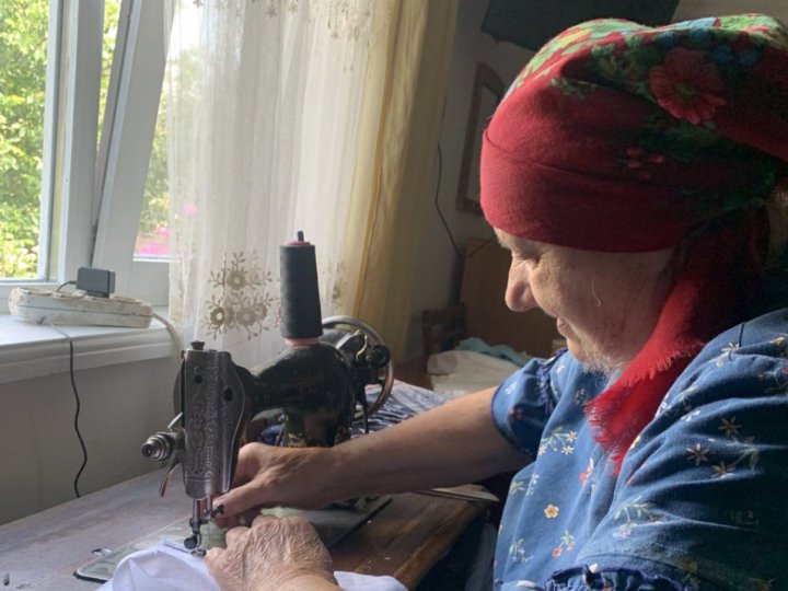 Пенсіонерка з Волині шиє адаптативну білизну для поранених воїнів