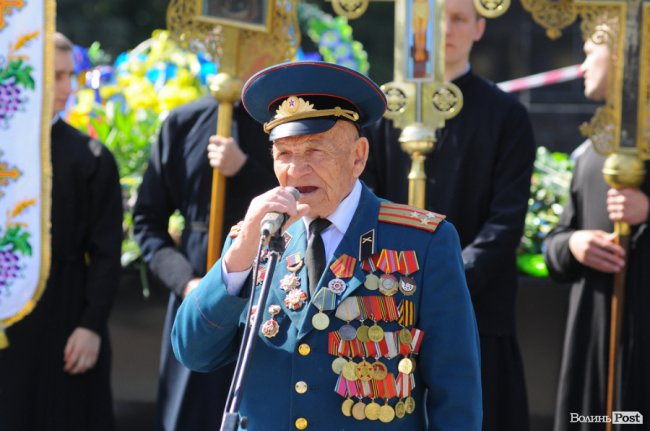 З маками і трояндами: у Луцьку відзначили річницю перемоги над нацизмом. ФОТО