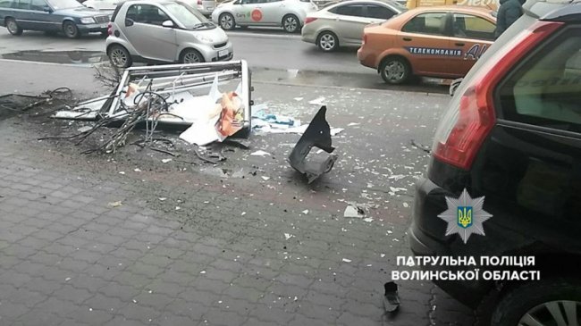 П'яна аварія в центрі Луцька: водій збив дерево і рекламний щит