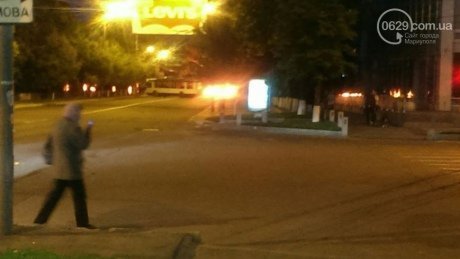 У центрі Маріуполя горять шини. ФОТО