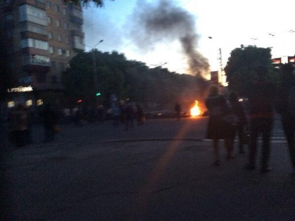 У центрі Маріуполя горять шини. ФОТО