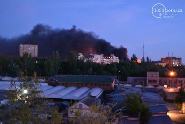 У центрі Маріуполя горять шини. ФОТО