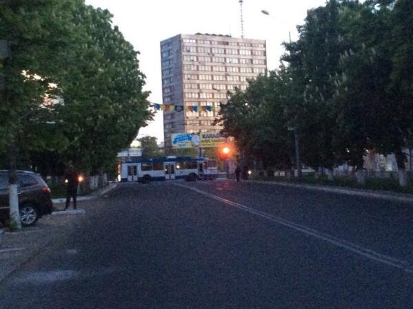 У центрі Маріуполя горять шини. ФОТО