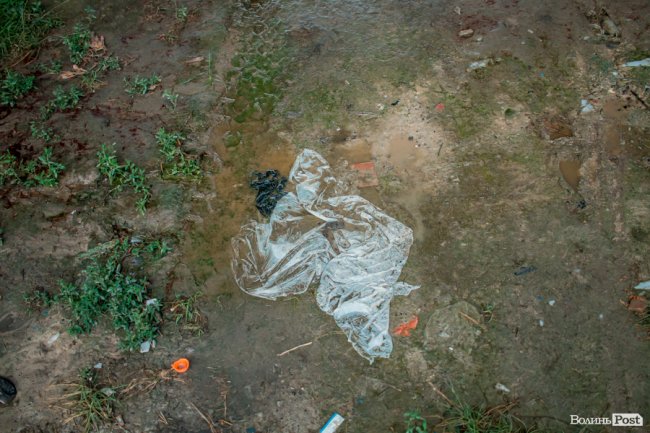 Сумна історія з-під луцького мосту: на березі Стиру «зачаїлися» купи сміття