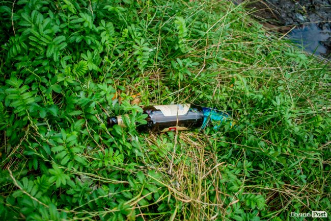 Сумна історія з-під луцького мосту: на березі Стиру «зачаїлися» купи сміття