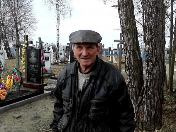 На Волині прибирають кладовища до Пасхи. ФОТО