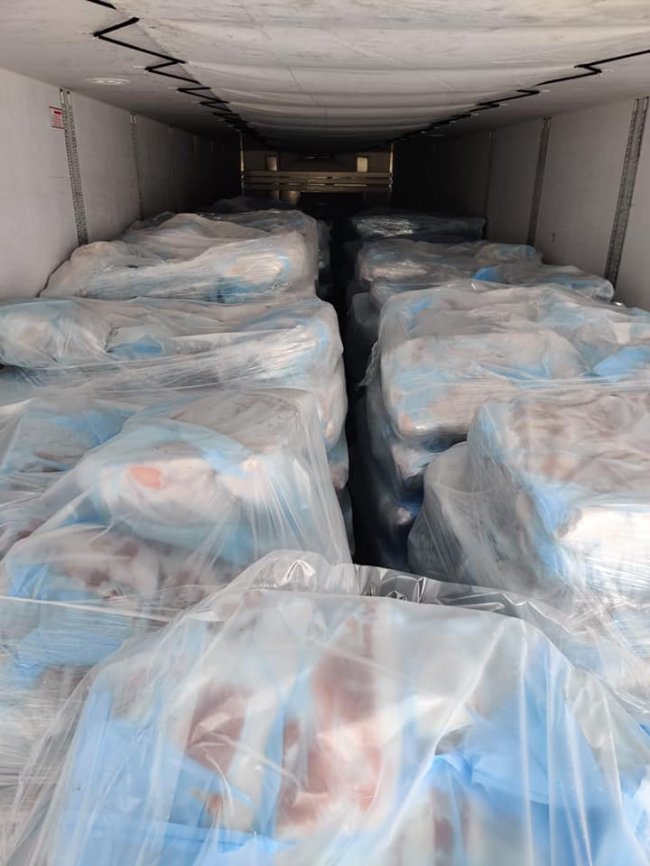 На волинській митниці затримали вантажівку з понад 20 тоннами сала. ФОТО