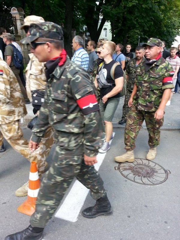 Під вікнами Порошенка вимагають скасувати перемир’я і визнати, що на Сході – війна. ФОТО