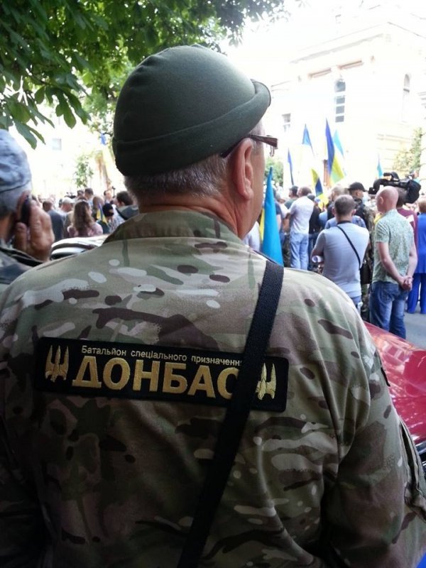 Під вікнами Порошенка вимагають скасувати перемир’я і визнати, що на Сході – війна. ФОТО