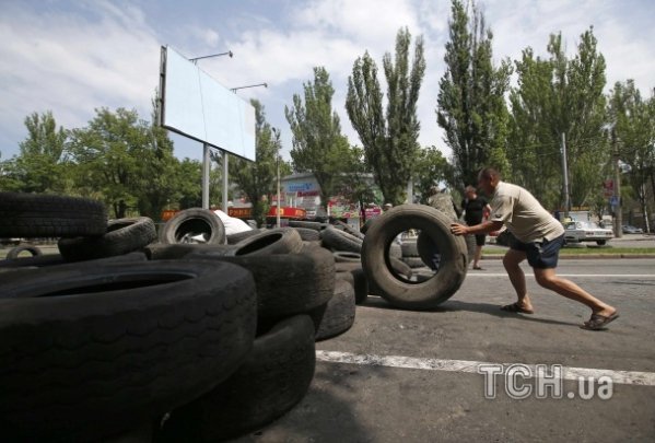 У Донецьку біля аеропорту бойовики звели барикаду на дорозі. ФОТО