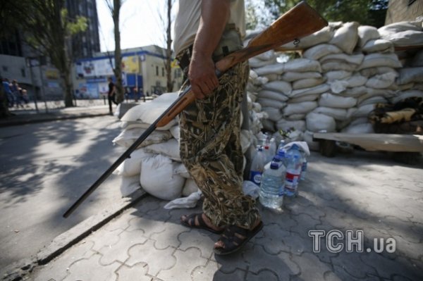 У Донецьку біля аеропорту бойовики звели барикаду на дорозі. ФОТО