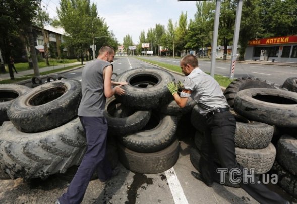 У Донецьку біля аеропорту бойовики звели барикаду на дорозі. ФОТО