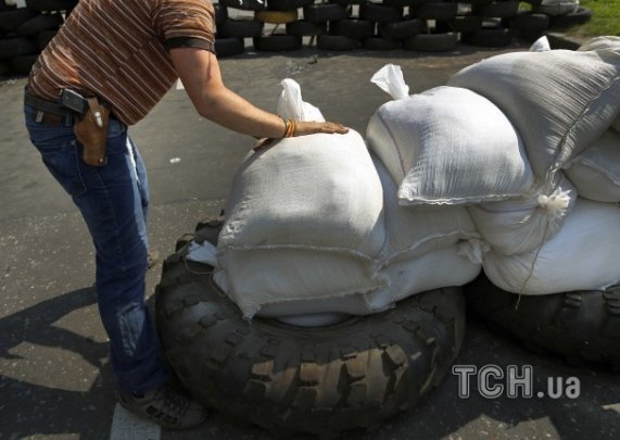 У Донецьку біля аеропорту бойовики звели барикаду на дорозі. ФОТО