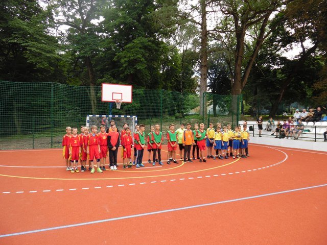 У райцентрі на Волині відкрили два оновлені спортмайданчики. ФОТО