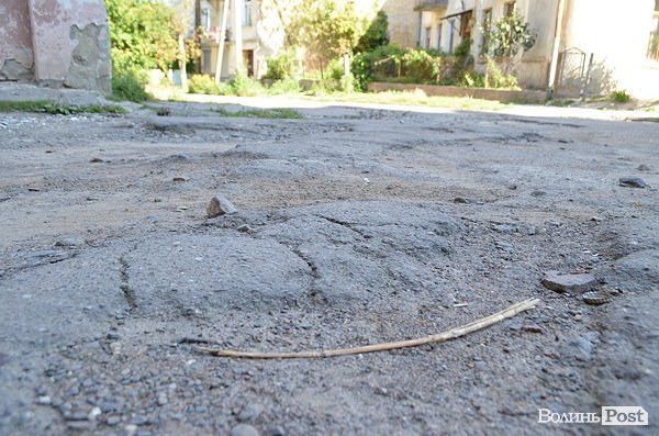 Вулиця Бойка в Луцьку невпорядкована, з розбитим покриттям і вирваними шматками асфальту