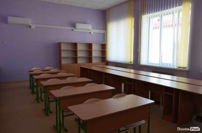 Кольорові стіни, ігрова кімната і басейн: луцька школа №27 зсередини. ФОТО