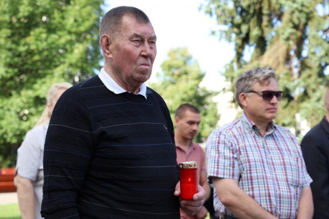 Із соняшниками в руках та зі сльозами на очах: як лучани вшанували пам’ять загиблих в АТО/ООС захисників України. ФОТО 