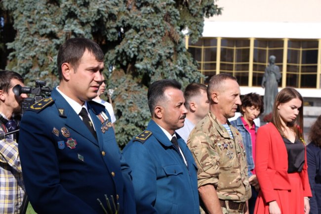 Із соняшниками в руках та зі сльозами на очах: як лучани вшанували пам’ять загиблих в АТО/ООС захисників України. ФОТО 