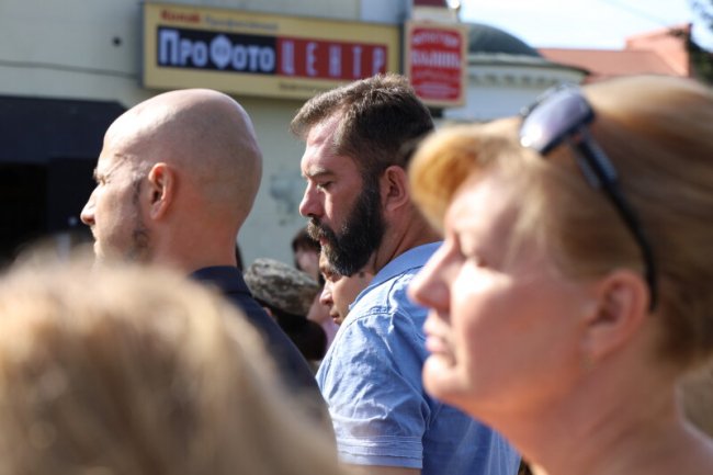 Із соняшниками в руках та зі сльозами на очах: як лучани вшанували пам’ять загиблих в АТО/ООС захисників України. ФОТО 