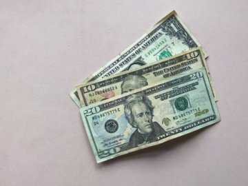 Скільки коштує валюта у Луцьку станом на 22 лютого