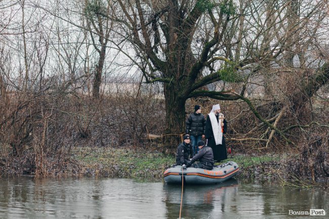 Водохреще у Луцьку: освячення води в річці Стир та занурення лучан. ФОТОРЕПОРТАЖ